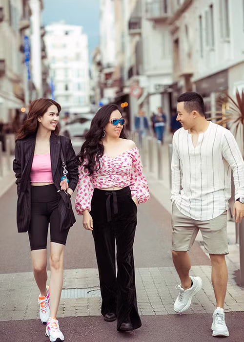 Giữa ồn ào bị chê mặc phản cảm tại Cannes, Ngọc Trinh bất ngờ mặc kín đáo khi dạo phố.