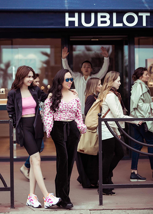 Báo chí quốc tế cũng có khá nhiều bài viết về sự xuất hiện của Ngọc Trinh trên thảm đỏ Cannes.