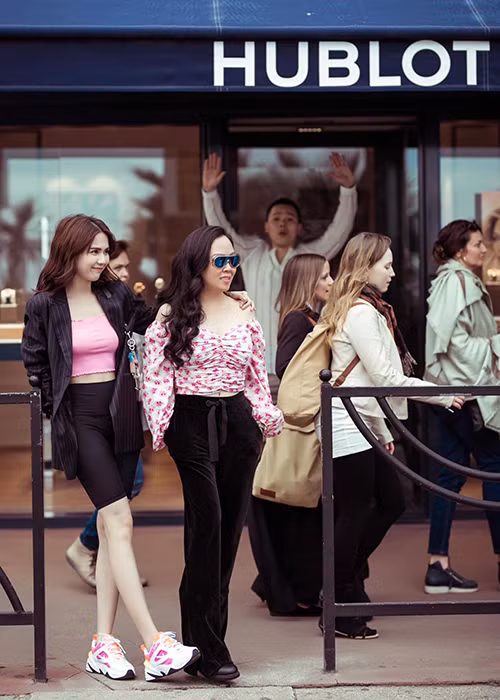 Báo chí quốc tế cũng có khá nhiều bài viết về sự xuất hiện của Ngọc Trinh trên thảm đỏ Cannes.