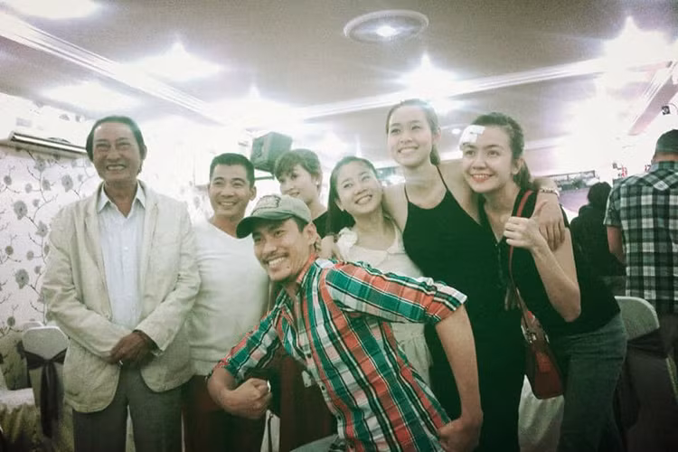 Trước đó, khi nghe tin nghệ sĩ Lê Bình qua đời, Mai Phương xúc động viết: "Vẫn còn bàng hoàng, tấm hình ý nghĩa quá".