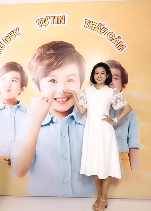 Nữ diễn viên đang điều trị bệnh ung thư phổi. Theo Ốc Thanh Vân, tình trạng bệnh của Mai Phương còn nặng hơn cố nghệ sĩ Lê Bình.