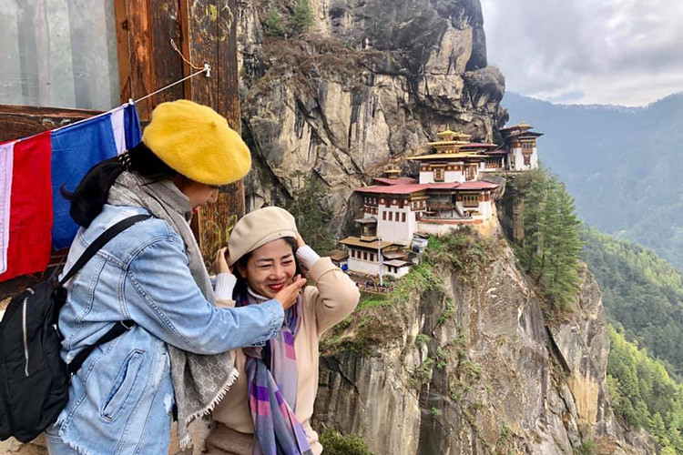 Đồng hành cùng Mai Phương trong chuyến đi là Ốc Thanh Vân.