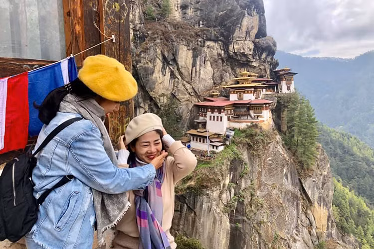 Đồng hành cùng Mai Phương trong chuyến đi là Ốc Thanh Vân.