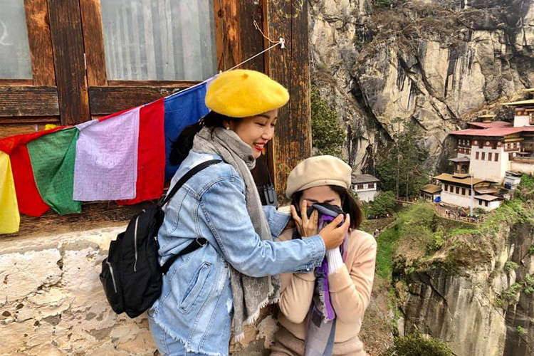 Hình ảnh Mai Phương bật khóc khi leo lên núi cao 3000 mét.