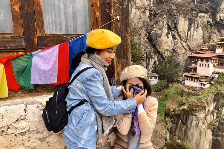 Hình ảnh Mai Phương bật khóc khi leo lên núi cao 3000 mét.