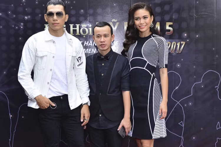 Gần đây, người đẹp bất ngờ nhắc lại tin đồn bị mất cơ hội thi Hoa hậu Trái đất 2018. Theo Á hậu Mâu Thủy, lý do cô bị vụt mất cơ hội là vì không chịu chi 5 tỷ. Hiện tại, ồn ào này vẫn chưa dứt khi ông bầu Phúc Nguyễn liên tục đáp trả Mâu Thủy.