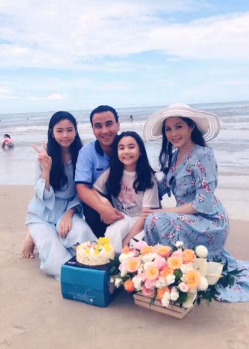 Kết hôn được 14 năm, Quyền Linh và vợ có hai cô con gái chung rất ngoan ngoãn, xinh đẹp.