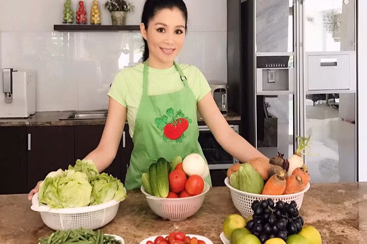 "Và điều quan trọng hơn không ai có thể đi cùng mình mỗi chặng đường hay cả cuộc đời này bằng vợ", nam MC chia sẻ.