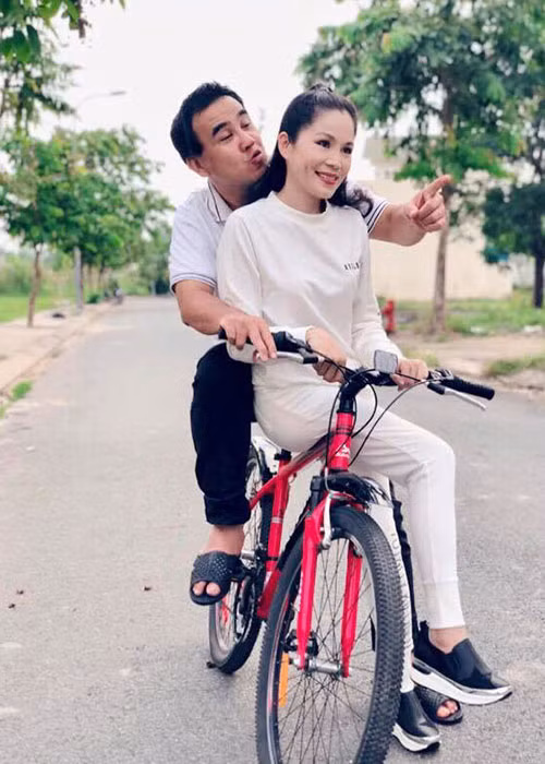 "Ông mai" của chương trình "Bạn muốn hẹn hò" và vợ được nhiều người yêu mến, quý trọng.