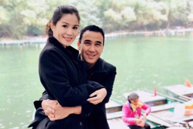 Nam MC không ngại tình tứ bên bà xã trước công chúng.