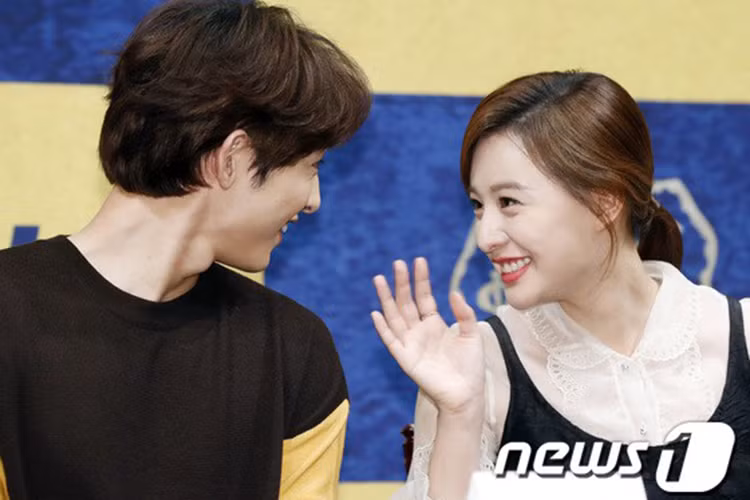 Trong buổi ra mắt phim, Song Joong Ki còn vui vẻ trò chuyện cùng Kim Ji Won. Trước "Asadal Chronicles", cả hai từng đóng chung phim "Hậu duệ mặt trời". Ảnh: News1