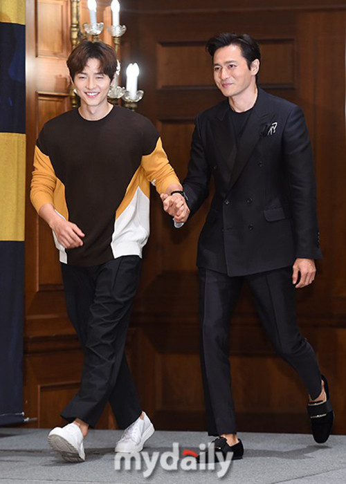 Tại sự kiện, Song Joong Ki tiếp tục không đeo nhẫn cưới vốn là vật bất ly thân của anh. Ảnh: Mydaily