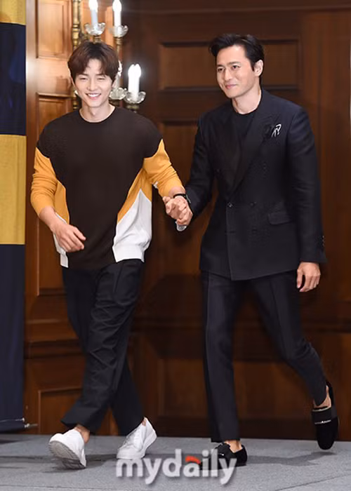 Tại sự kiện, Song Joong Ki tiếp tục không đeo nhẫn cưới vốn là vật bất ly thân của anh. Ảnh: Mydaily