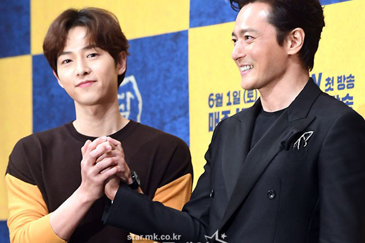 Trong buổi ra mắt phim, Song Joong Ki tỏ ra rất thân thiết với Jang Dong Gun. Ảnh: MK