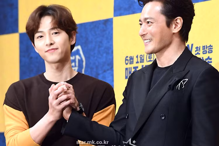 Trong buổi ra mắt phim, Song Joong Ki tỏ ra rất thân thiết với Jang Dong Gun. Ảnh: MK