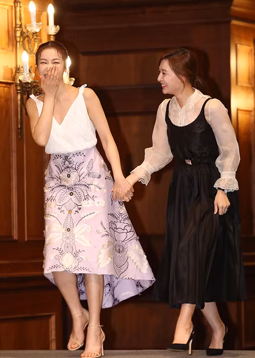 Kim Ok Bin khá thân thiết với Kim Ji Won. Ảnh: MK