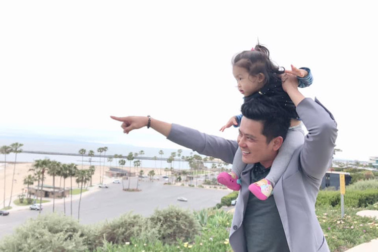 "Con nhìn xem, phía trước kìa, bầu trời kìa, là tương lai con kìa. Nhưng mai sau lớn lên con đừng quên gia đình ta là gia đình gốc Việt, máu Lạc Hồng luôn chảy xiết trong tim ta. Dân tộc ta là da vàng tóc đen (nhuộm không tính), nhà ta thường hay ăn mắm với khô. Rồi mốt đây con muốn lấy ai cũng được. Đen hay trắng gì cũng ba cũng chịu. Nhưng rể phải biết nhậu rượu đế với ba. Nếu không ba không gả”, Hoàng Anh tâm sự.