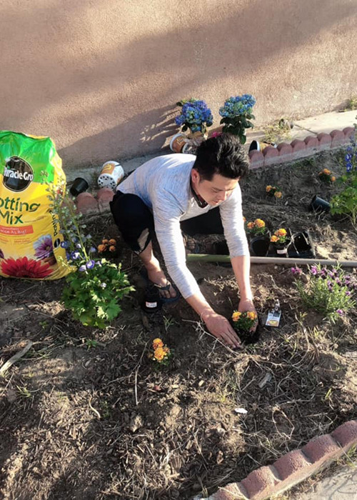 Hình ảnh nam diễn viên phim "Gạo nếp gạo tẻ" trồng hoa khiến nhiều khán giả ngỡ ngàng.