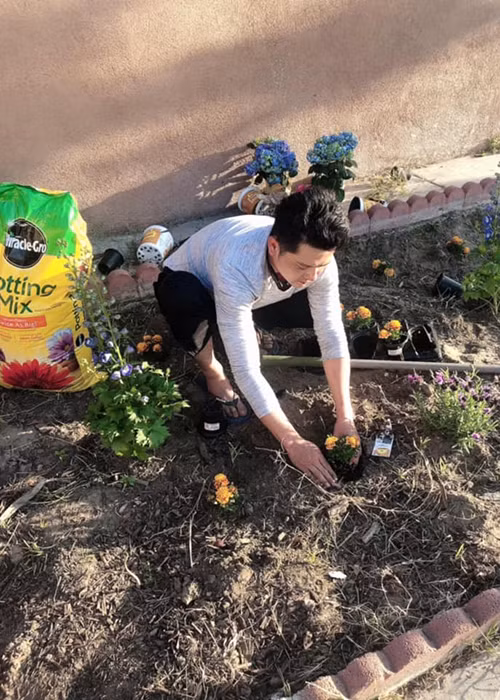 Hình ảnh nam diễn viên phim "Gạo nếp gạo tẻ" trồng hoa khiến nhiều khán giả ngỡ ngàng.