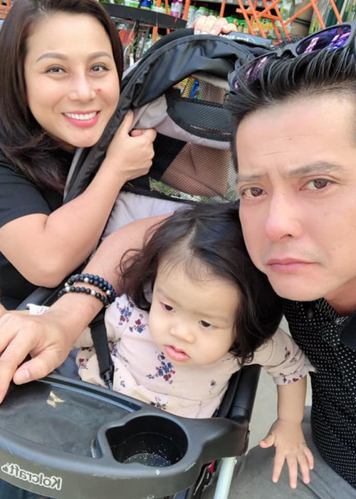 Bà xã của Hoàng Anh hạnh phúc khi nam diễn viên định cư ở Mỹ cùng vợ con.