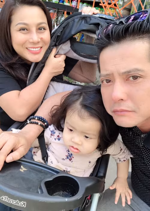 Bà xã của Hoàng Anh hạnh phúc khi nam diễn viên định cư ở Mỹ cùng vợ con.