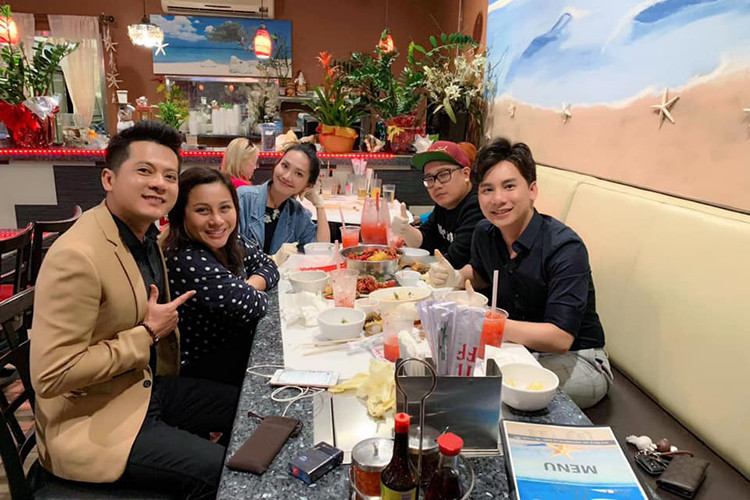 Ở Mỹ, Hoàng Anh cùng vợ gặp gỡ bạn bè như diễn viên Kim Hiền.