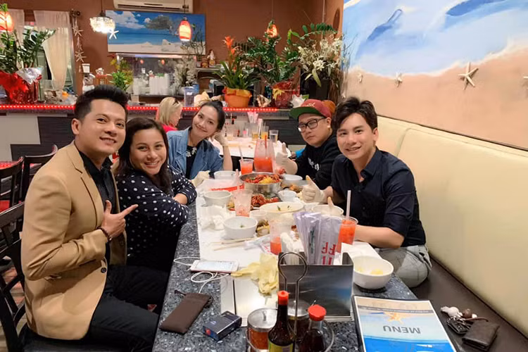 Ở Mỹ, Hoàng Anh cùng vợ gặp gỡ bạn bè như diễn viên Kim Hiền.