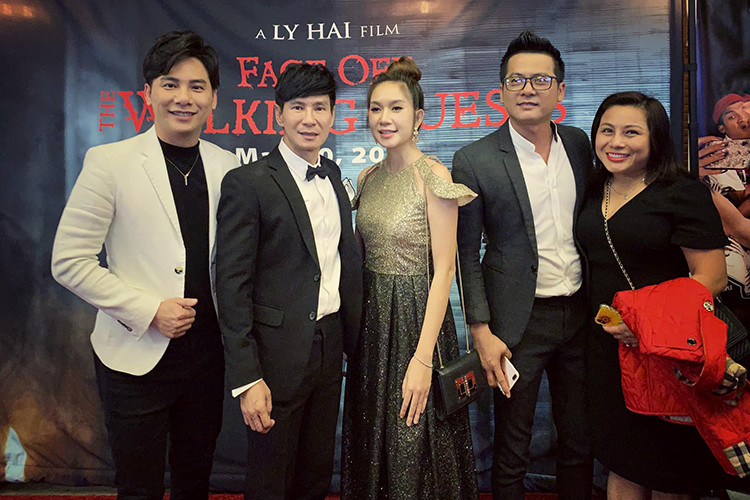 Cặp đôi trốn con gái đi xem phim "Lật mặt: Nhà có khách" của vợ chồng Lý Hải - Minh Hà.