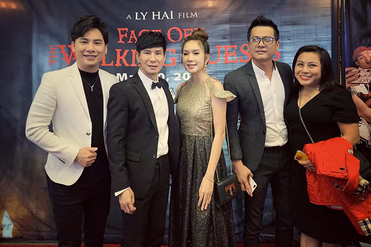 Cặp đôi trốn con gái đi xem phim "Lật mặt: Nhà có khách" của vợ chồng Lý Hải - Minh Hà.