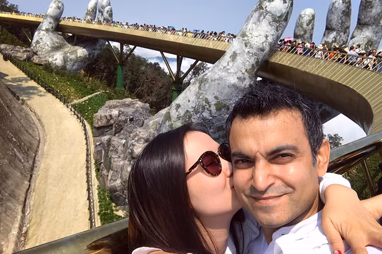 Nữ ca sĩ và ông xã ngoại quốc tình tứ trong một chuyến nghỉ dưỡng.