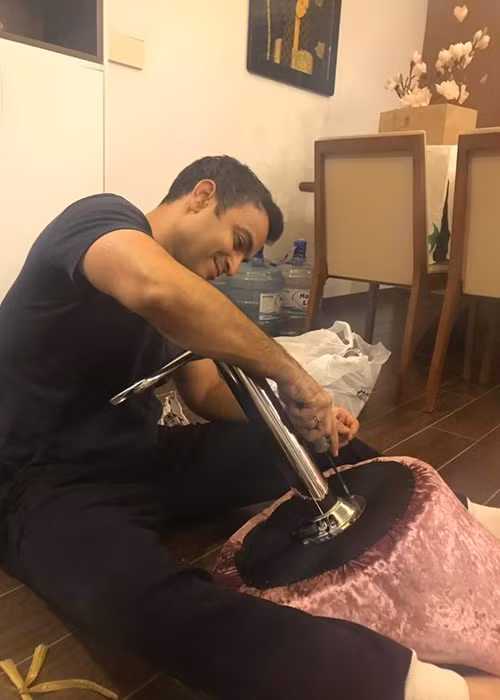 Chồng doanh nhân của Võ Hạ Trâm luôn giúp vợ việc nhà từ rửa bát, lau nhà đến xếp đồ trang điểm cho vợ.