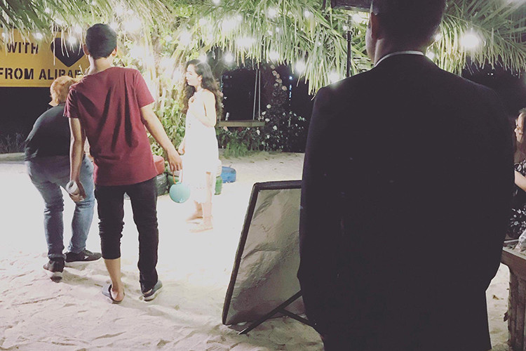 Xuất hiện trên trường quay, ông xã của Võ Hạ Trâm chẳng than vãn, trách vợ sao quay lâu quá mà âm thầm nhìn vợ làm việc.