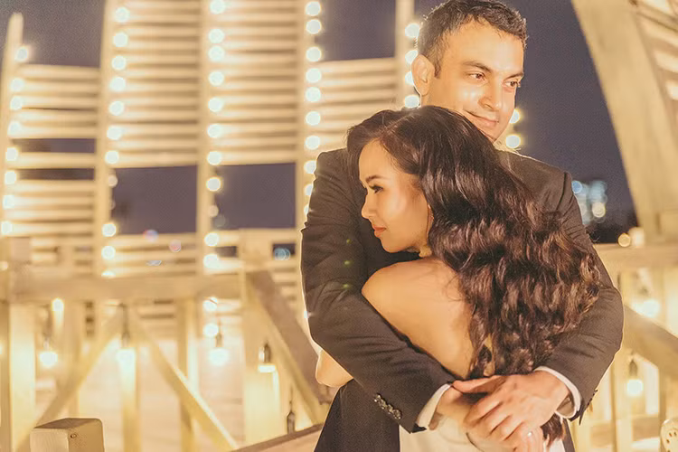 Yêu thương vợ hết lòng, doanh nhân Vikas không ngại đóng MV ca nhạc của vợ.