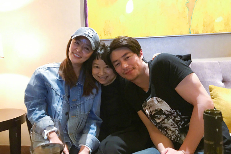 Khi quay phim, Hoắc Kiến Hoa được bà xã đến ủng hộ.