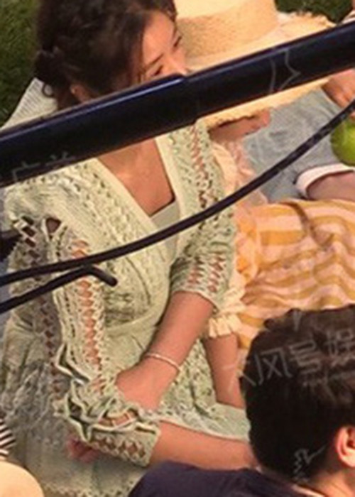 "Là tin giả thôi, hôm đó chúng tôi đang quay quảng cáo, hình ảnh bị chụp lén ở phim trường, góc độ váy có vấn đề", đại diện Lâm Tâm Như nói.