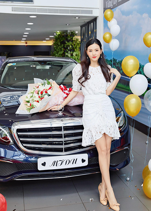 Mới đây, hot girl Midu khoe tậu mẫu xe hơi sang trọng có giá khoảng hơn 2 tỷ đồng.