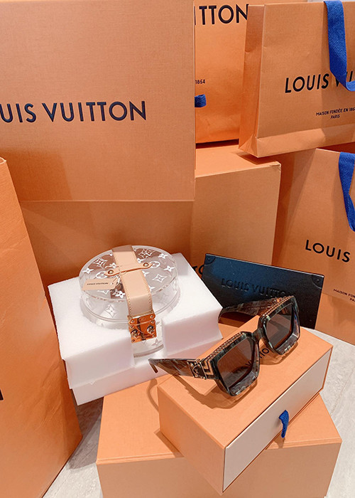 Không chỉ xe hơi, hot girl gốc Sài thành còn từng khoe kho đồ hiệu chẳng kém nhiều mỹ nhân Việt.