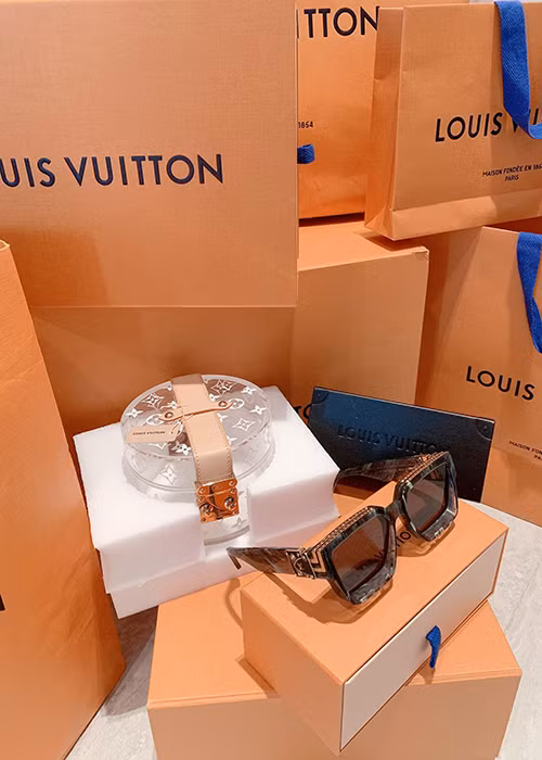 Không chỉ xe hơi, hot girl gốc Sài thành còn từng khoe kho đồ hiệu chẳng kém nhiều mỹ nhân Việt.