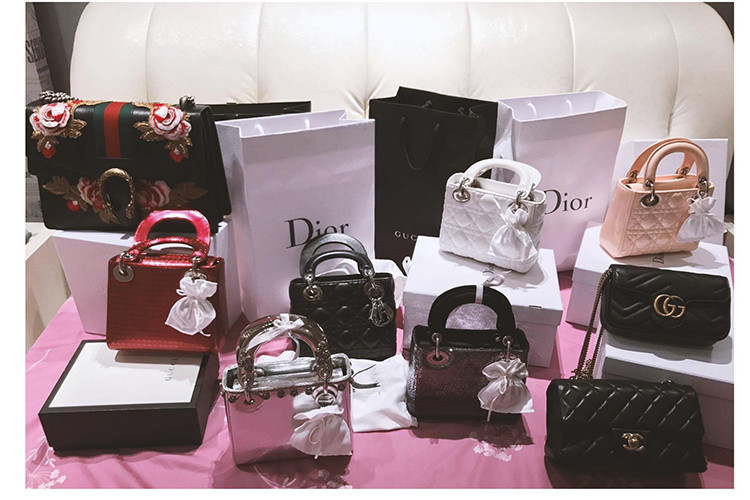 Midu tự thưởng cho bản thân những món đồ hiệu sau những thành quả kinh doanh cô đạt được.