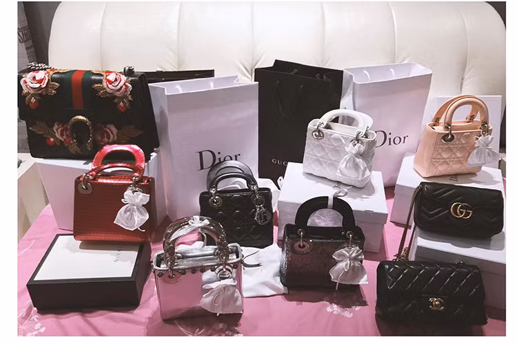 Midu tự thưởng cho bản thân những món đồ hiệu sau những thành quả kinh doanh cô đạt được.