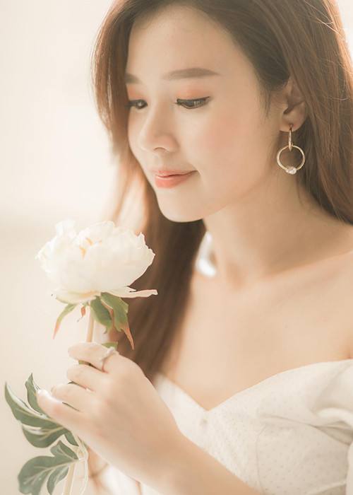 Nữ diễn viên tránh xa những ồn ào, thị phi của làng giải trí để có cuộc sống đầy bình yên.