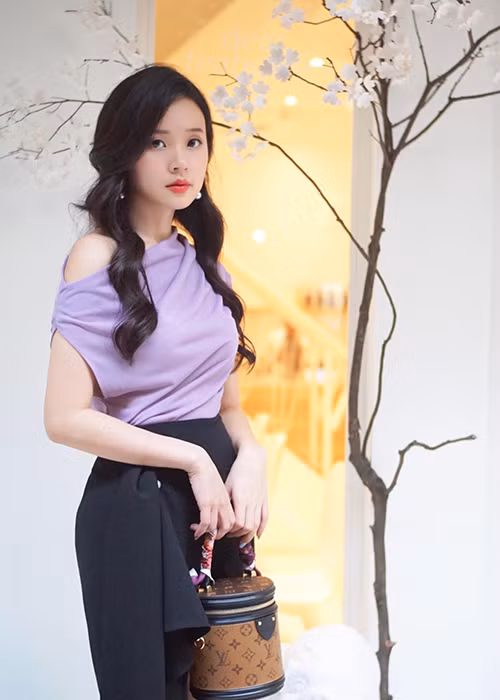 Ngoài kinh doanh, Midu còn dành thời gian đứng lớp tại một trường đại học.