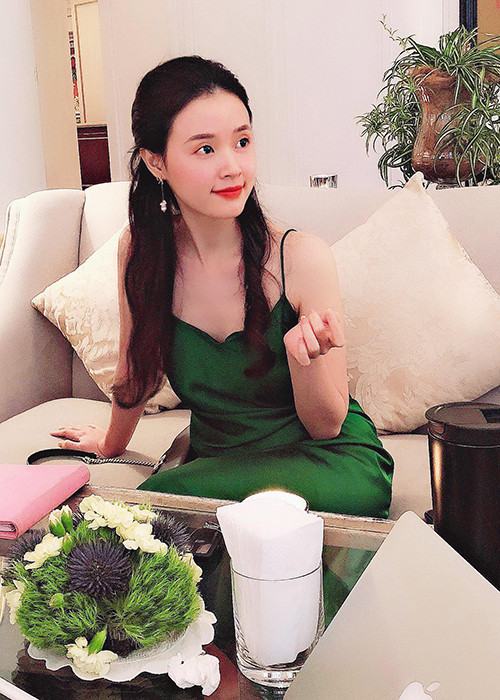 Hình ảnh Midu trong vai trò một bà chủ kinh doanh thời trang.