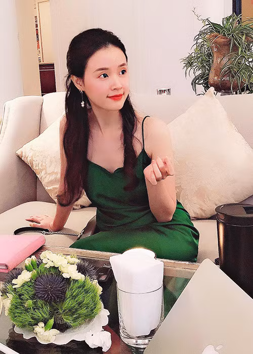 Hình ảnh Midu trong vai trò một bà chủ kinh doanh thời trang.