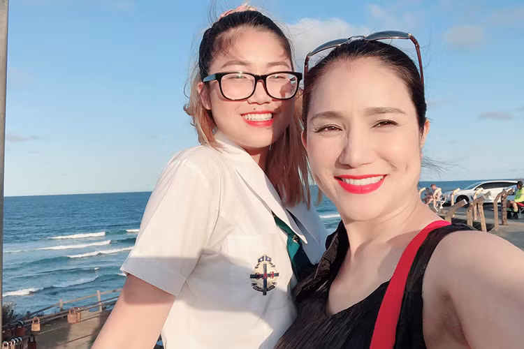 Nhan sac nhu hot girl cua con gai “ba moi quoc dan” Cat Tuong