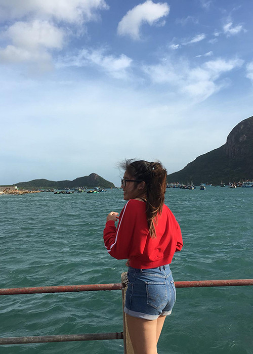 Ở đời thường, con gái của "bà mối quốc dân" Cát Tường có gu thời trang trẻ trung.