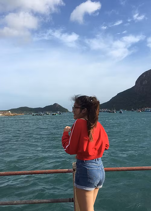 Ở đời thường, con gái của "bà mối quốc dân" Cát Tường có gu thời trang trẻ trung.