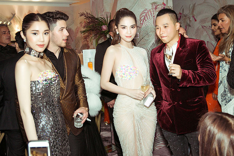 "Người đẹp nhưng mặc như này thì đừng mặc gì nữa cho xong, hở hang quá trớn", "mặc hở quá" là những bình luận của cư dân mạng.