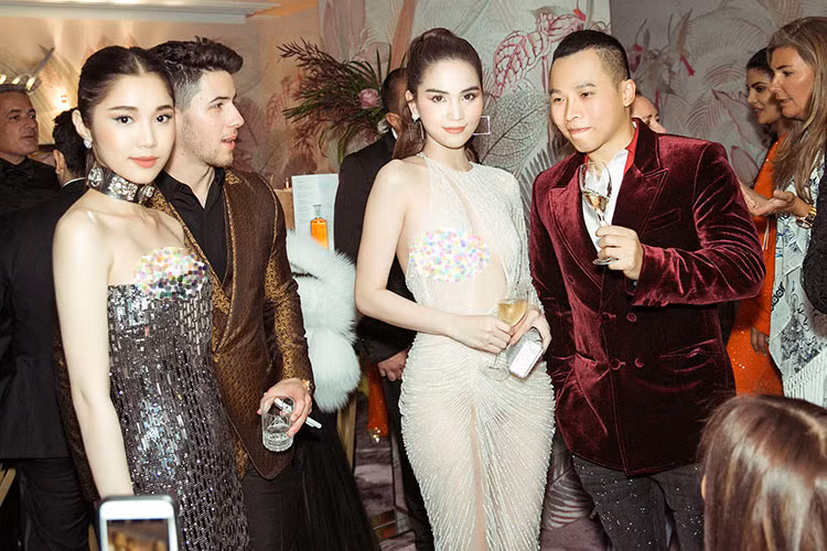 "Người đẹp nhưng mặc như này thì đừng mặc gì nữa cho xong, hở hang quá trớn", "mặc hở quá" là những bình luận của cư dân mạng.