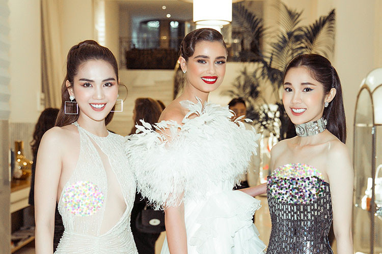 Ngọc Trinh gặp sự cố trang phục khi bị lộ nội y. Bên cạnh đó, cô còn bị soi vòng một chảy xệ.